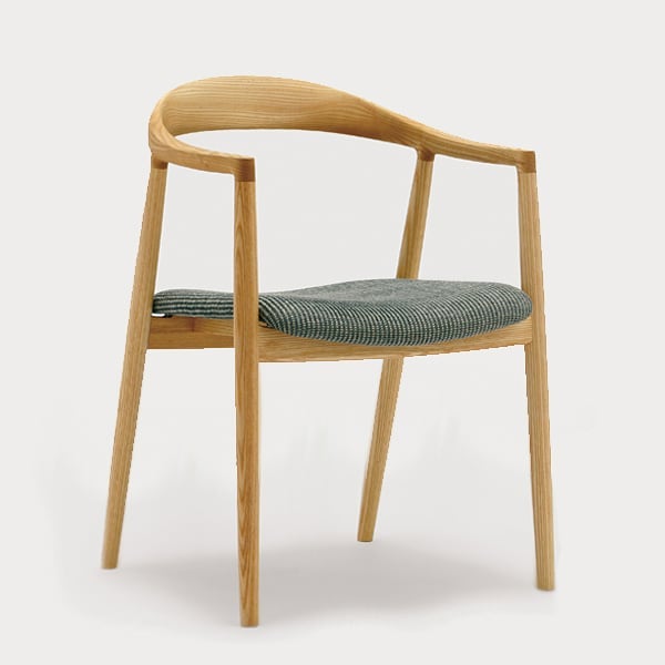 A chair can be many things. It can be practical, it can be comforting, it can be a work of art. A well designed chair can turn a house into a home, or an empty space into a gallery. The chairs curated by @apato_jp are the epitome of a flawless combin