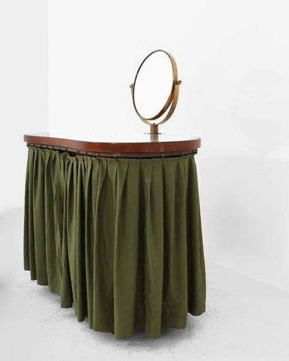 Dressing table by Umberto Mascagni, 1950s 📸 Dimore Gallery
#interiordesign #inspiration #vintage #vibe #italiandesign #homedecor #moody #style #beautiful #design #details #skirted #vanity #natural #beauty