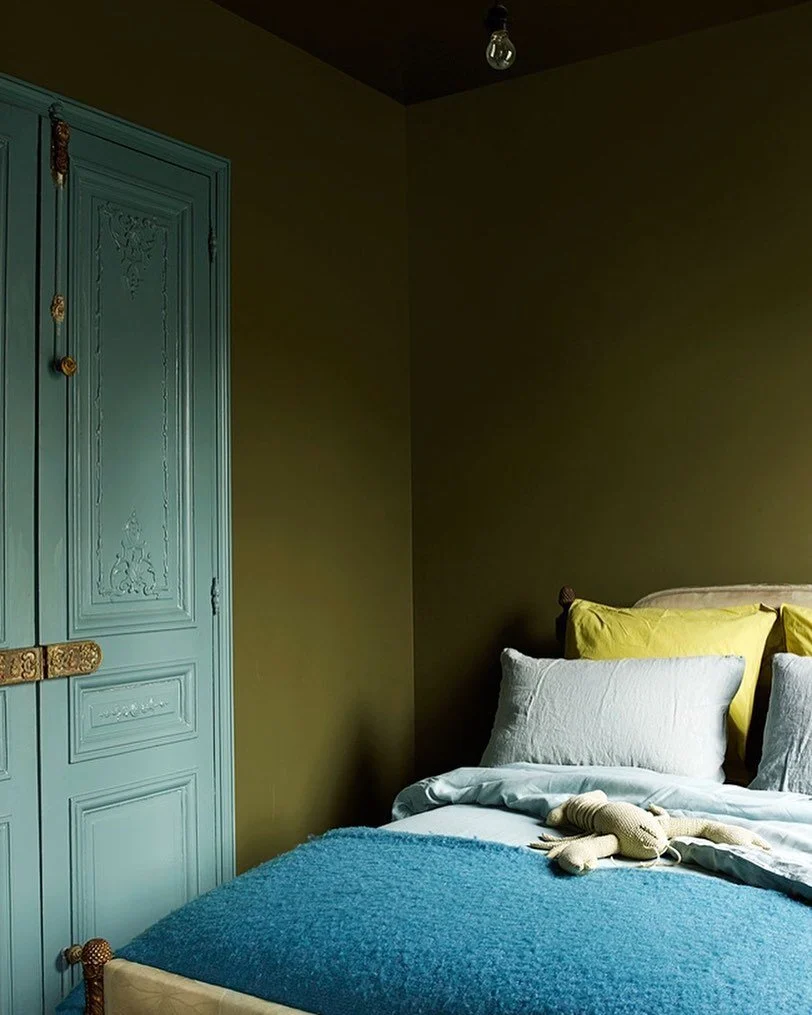 Bedroom by Pierre Traversier & Roze de Witte in Montmartre 
 
#interiordesign #inspiration #vintage #vibe #homedecor #moody #style #beautiful #bedroom #design #details #bedroomdecor #bedroomdecor #montmartre #interiors