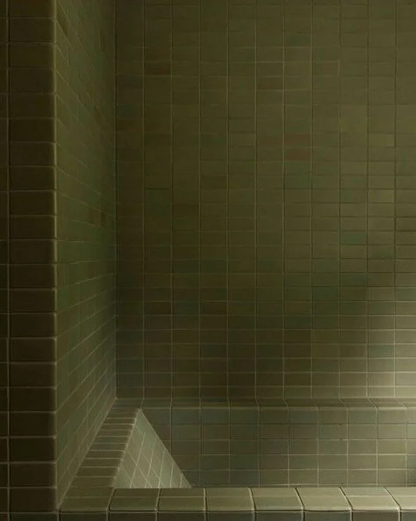 Bathroom in Heath Ceramics by Katie Lockhart 
 
#interiordesign #inspiration #vintage #vibe #homedecor #moody #style #beautiful #design #details #bathroom #bathroomdesign #tile #tiledesign