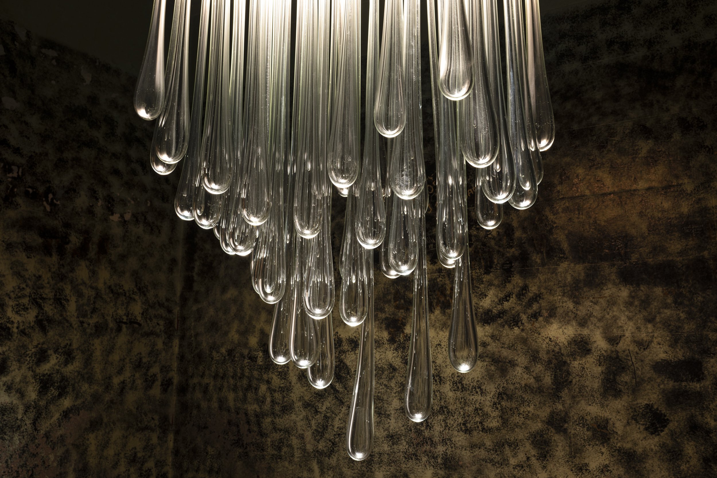   The Amber of this Moment, 2022  48 soda glass droplets, copper, brass and 6x1600lm LEDs 185 x 80 x 60 cm Glassblower: Tom Rowney 