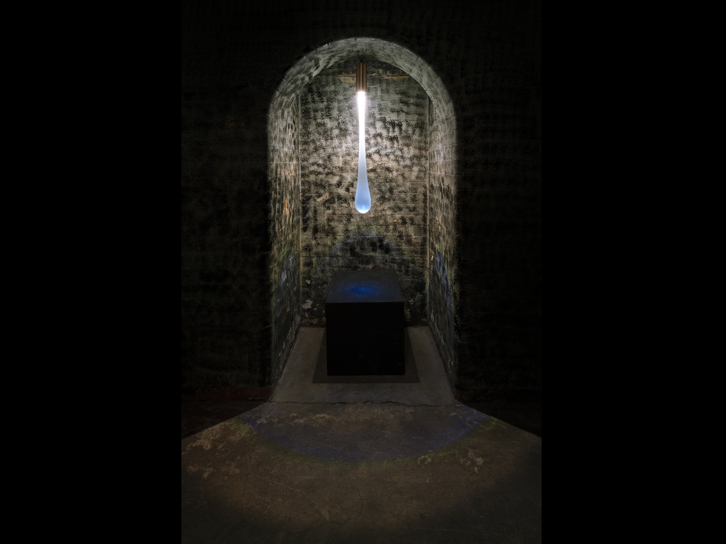   Pillar of Salt, 2022  Soda glass, 1600lm LED, copper 103 x 12 x 12 cm Glassblower: Tom Rowney 