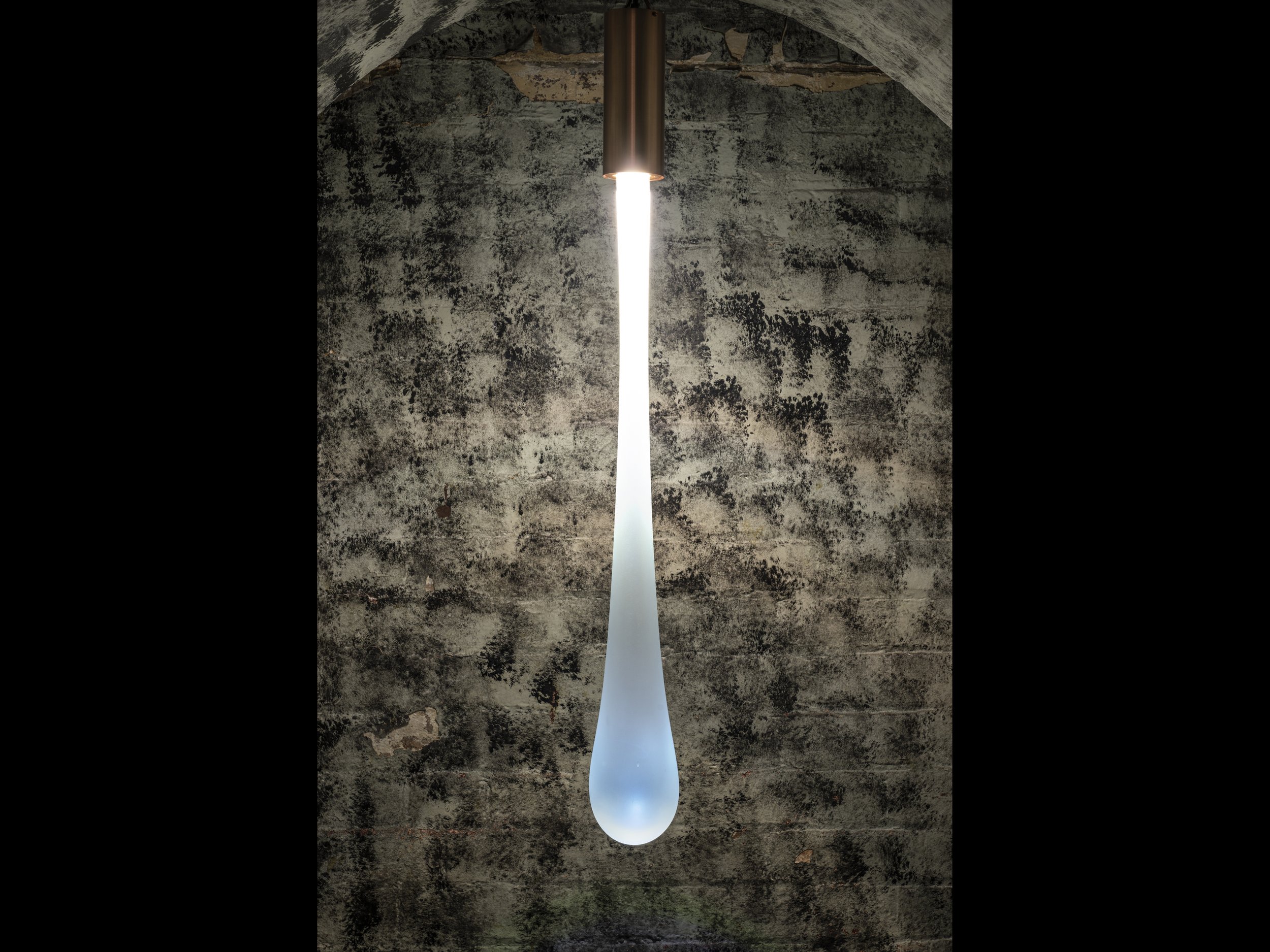  Pillar of Salt, 2022  Soda glass, 1600lm LED, copper 103 x 12 x 12 cm Glassblower: Tom Rowney 