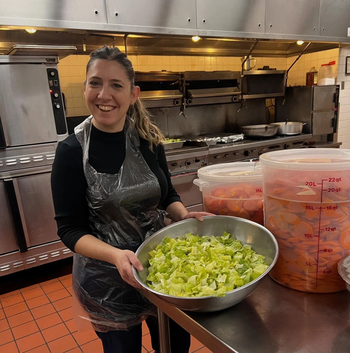 On Christmas Day we were in a different kitchen- prepping meals for those in need ❤️ Over 250 hot meals were served!! and the day was filled with true Christmas joy and grateful smiles🥰 🙏🏻 Thank you to @santegidio.nyc and @stvartanarmeniancathedra