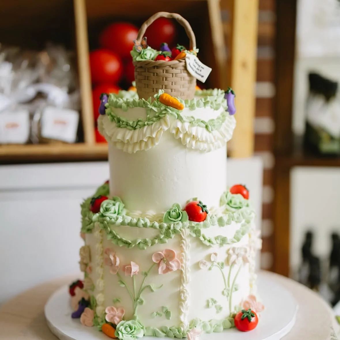 Charming farmer&rsquo;s market theme cake 😍🍅 🥕🥬 #allsugar #bridalshowercake #farmersmarket #keremocakes 
📸: @chelseadubowphoto Styling: @prettysweeteventstyling