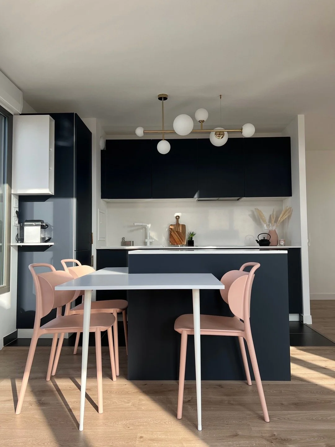 cuisine-bleu-nuit-blanche-ilot-central-archi-interieur-design-ML-confidentiel.jpg