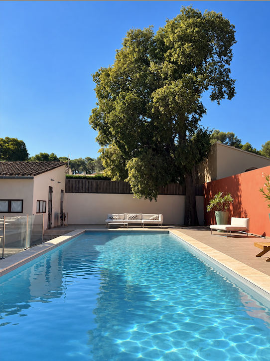 terrasse-piscine-renove-mas-josephine-MLconfidentiel.png