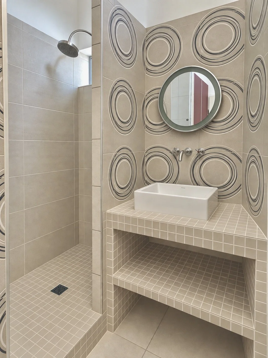 salle-de-douche-minimaliste-renovation-maison-invite-mas-josephine.jpeg
