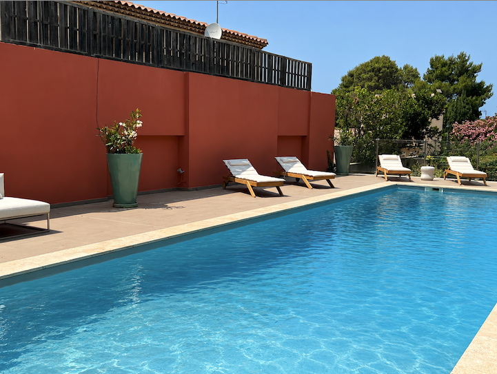 piscine-facade-renove-mas-josephine-MLconfidentiel.png