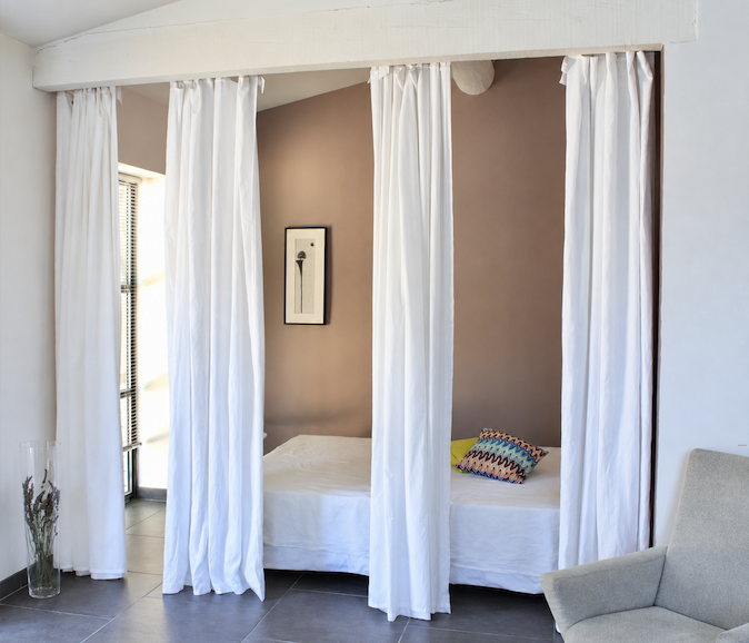 chambre-renovation-pool-house-mas-josephine-MLconfidentiel-alpilles.png