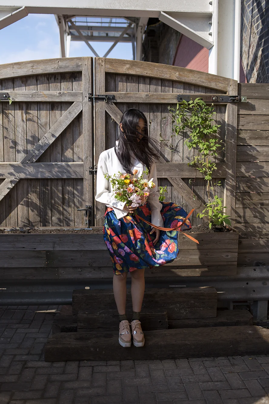 Dressed to impress! Beautifully coordinating bouquet/outfit.