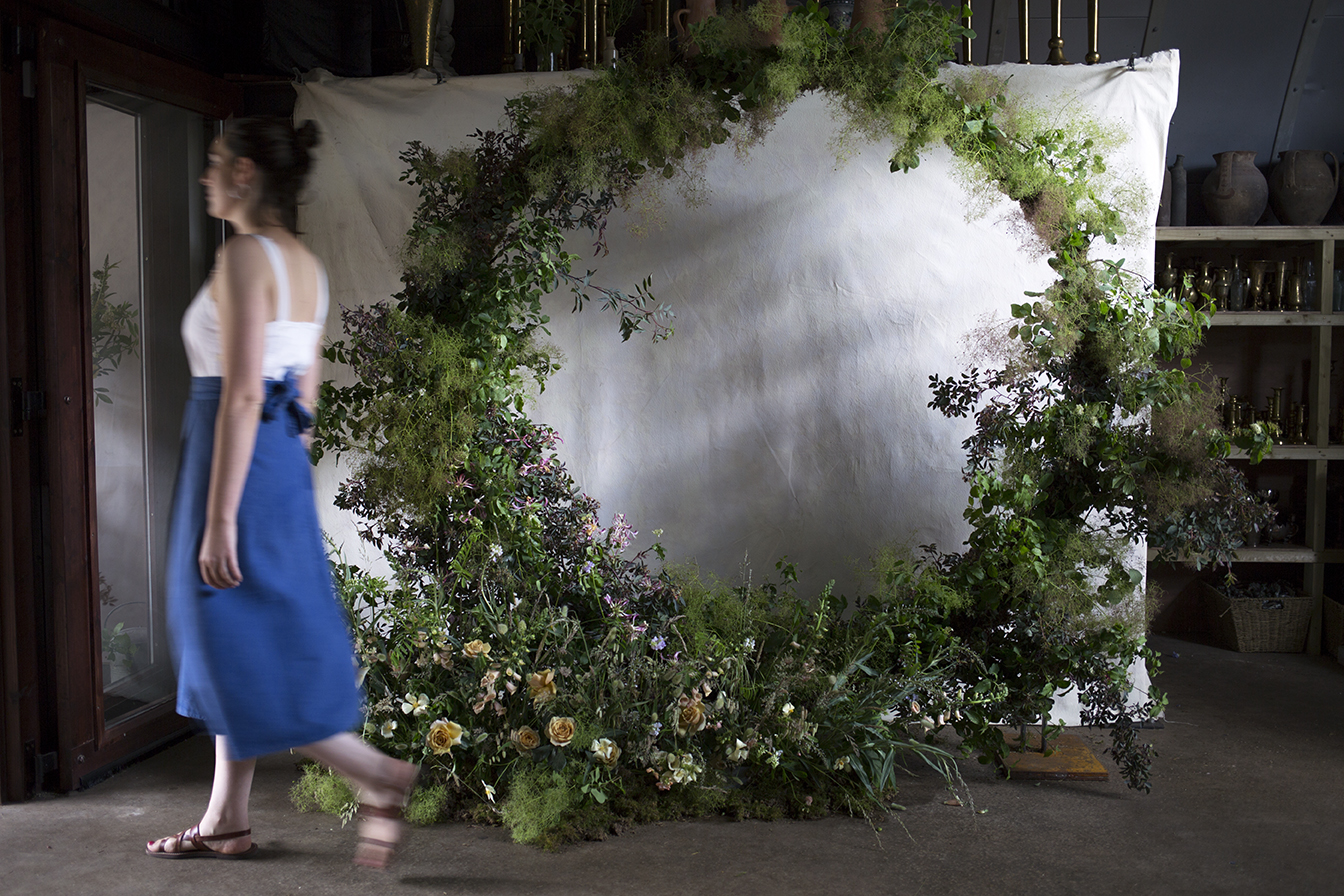 Palette | Smoke, mustard, blackberry Materials| Rubrifolia, smokebush, rose, foxglove Mechanics | Circular metal frame, moss, water tubes