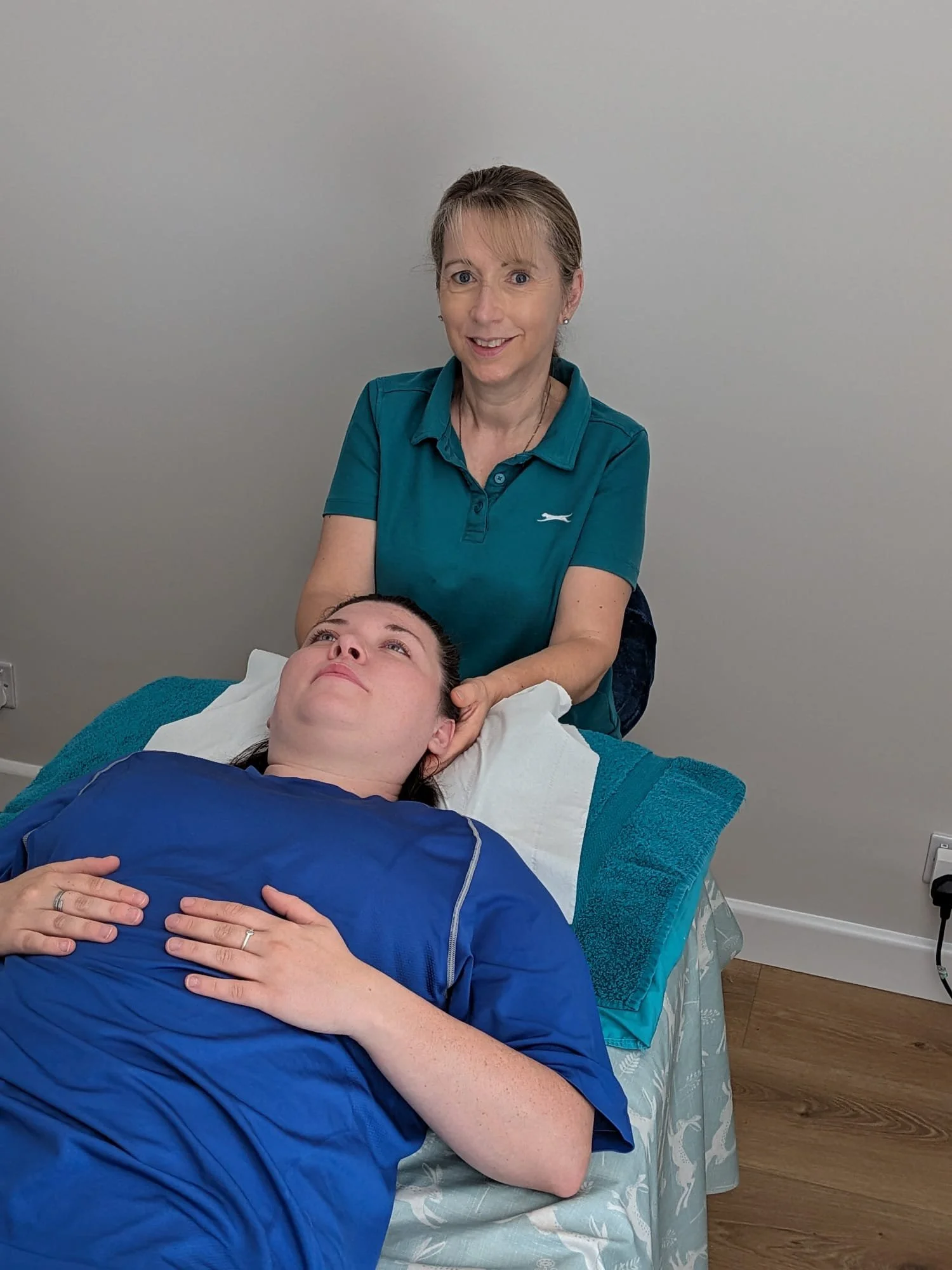 Liz Guthrie performing Craniosacral Therapy to a female client  in Sandhurst