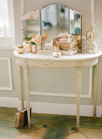 vintage-dressing-table-romantic-peach-metropolitan-building