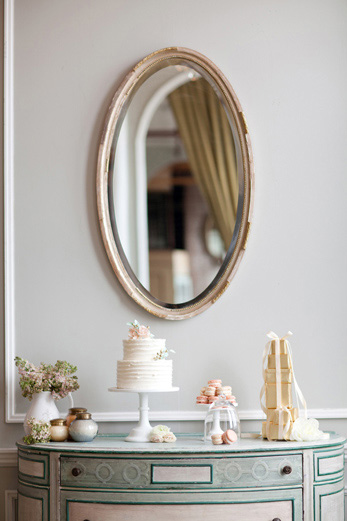 metropolitan-building-french-dessert-display-simple-cake-gold-white-blush