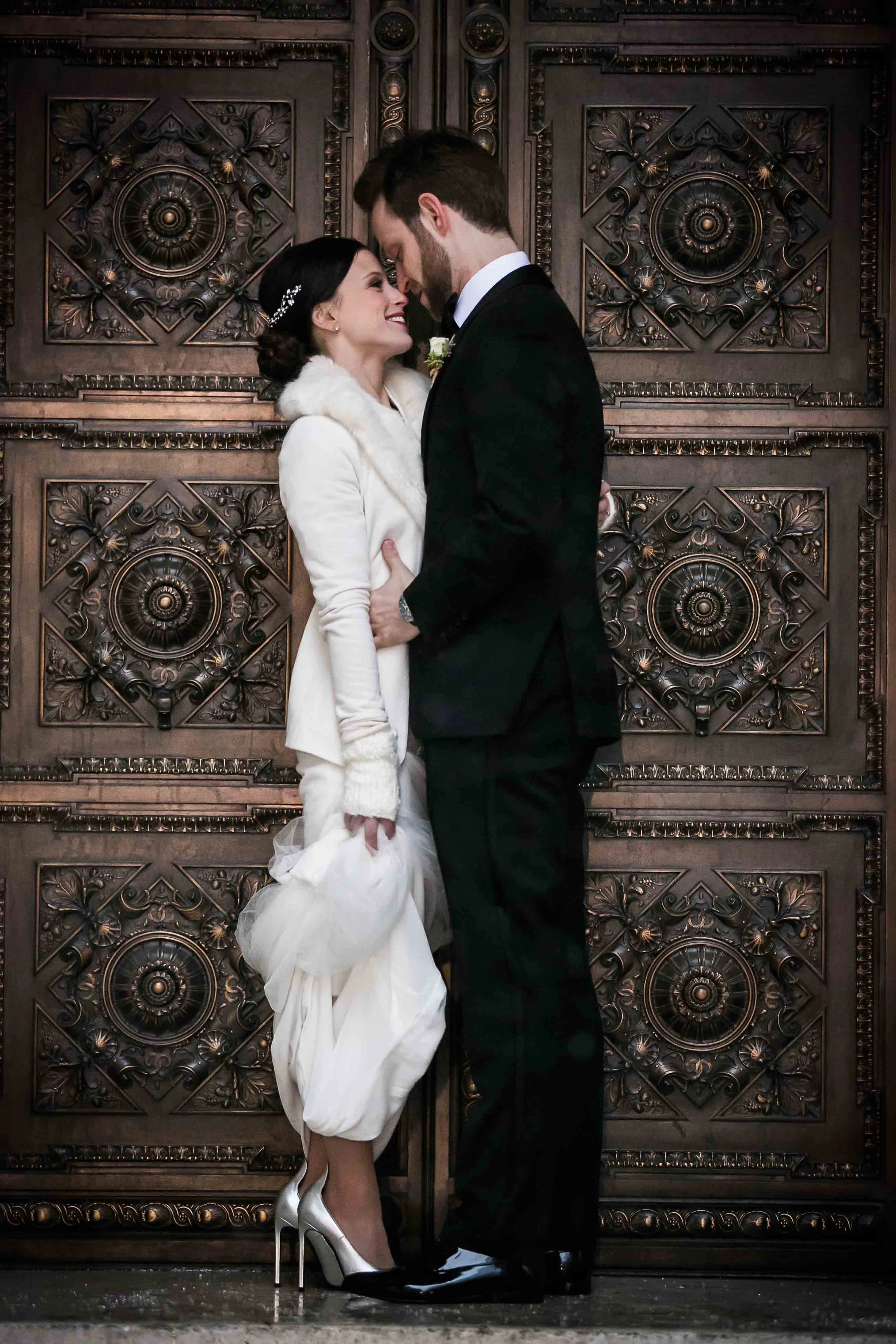 winter-wedding-snow-couple-umbrella-bride-groom