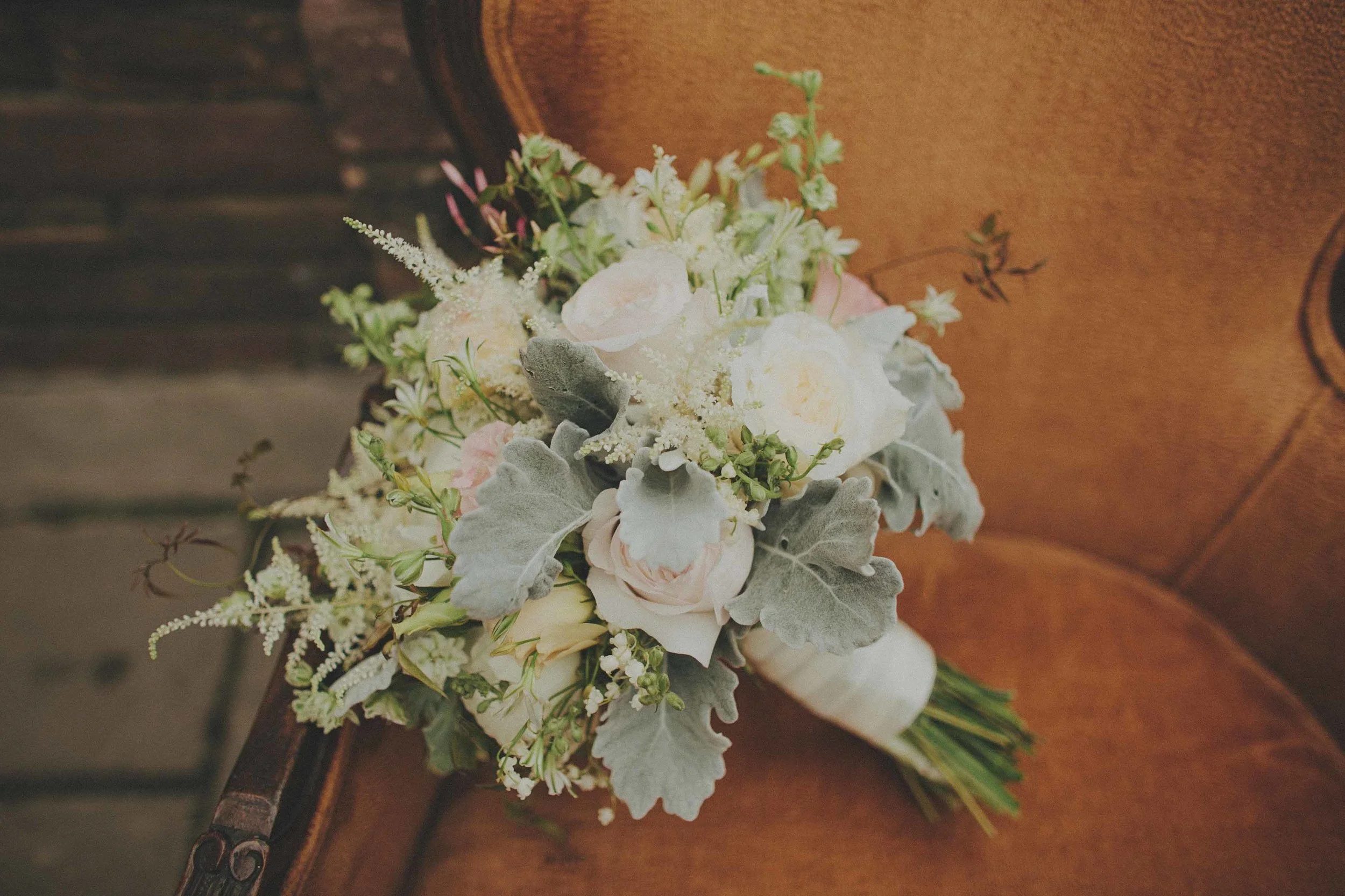 white-bouquet-roses-dusty-miller