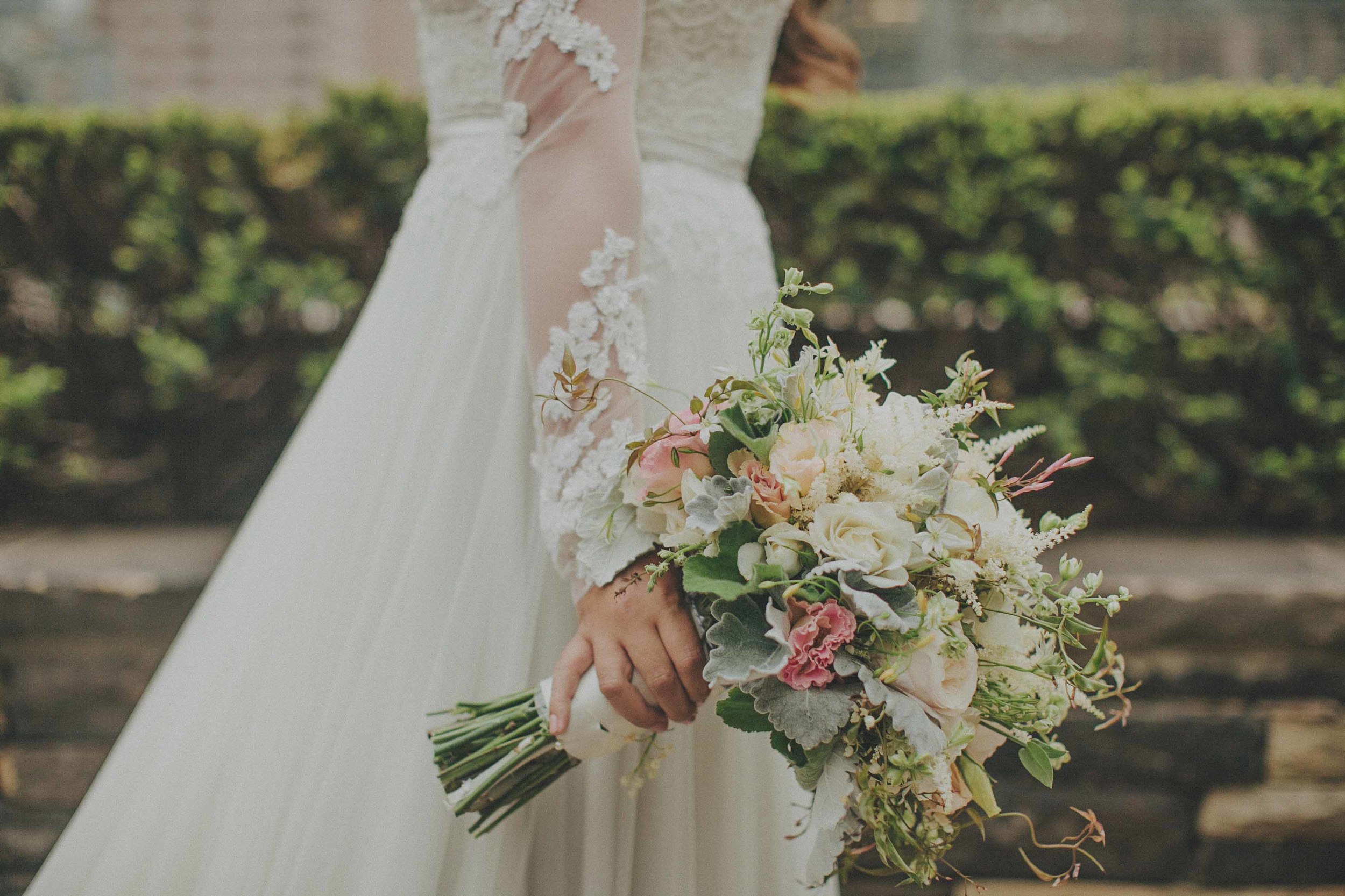 white-bouquet-roses-dusty-miller