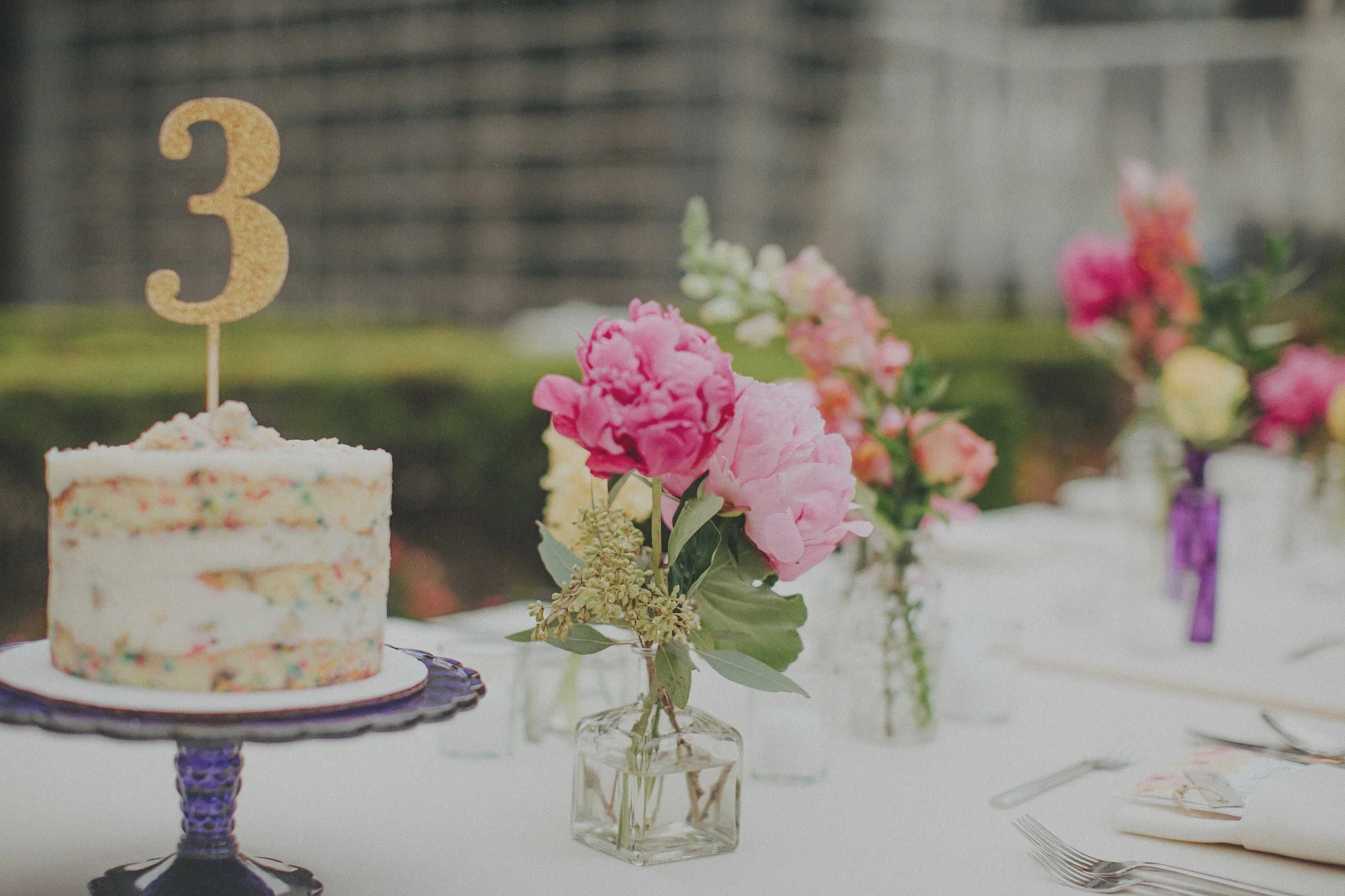 cake-centerpiece-table-number-wedding-momofuku