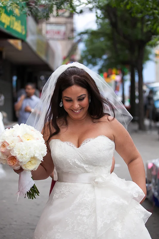 bride-nyc-street-walking-white-bouquet