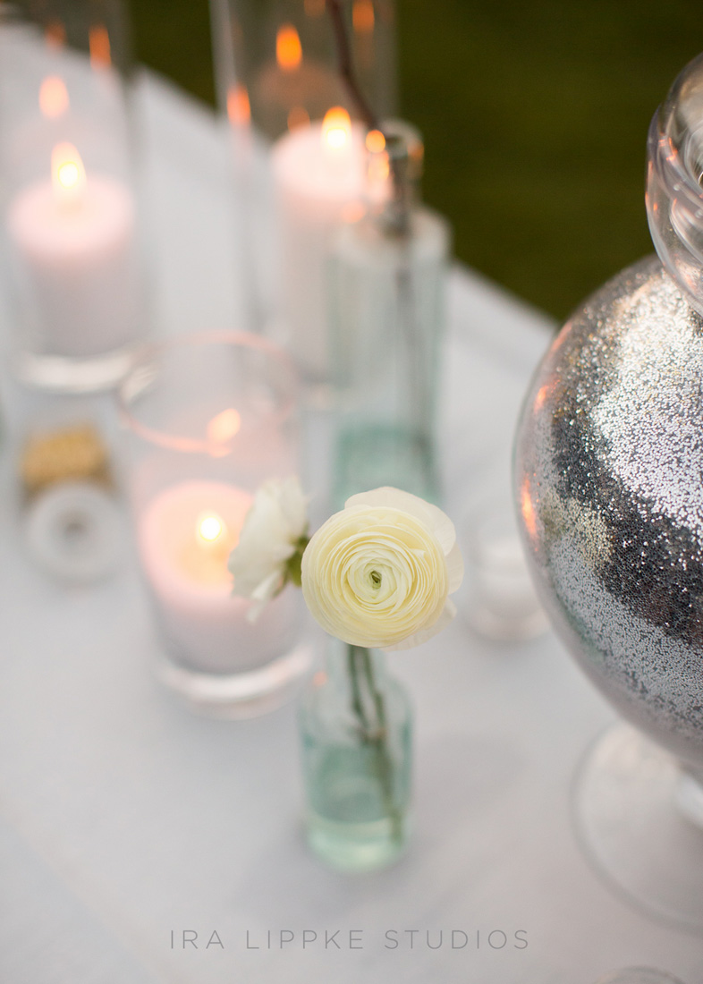 ranunculus-white-pillar-candle-silver-glitter