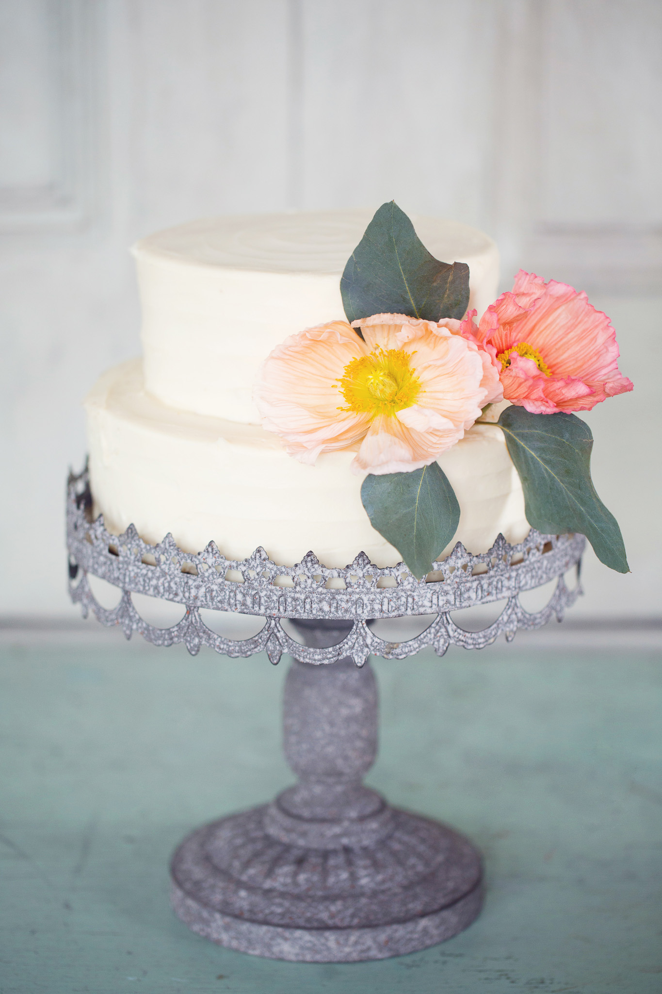simple-wedding-cake-poppies-peach-pink-vintage-cake-stand