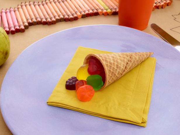 thankgsiving-kids-table-ideas-candy-cornucopia
