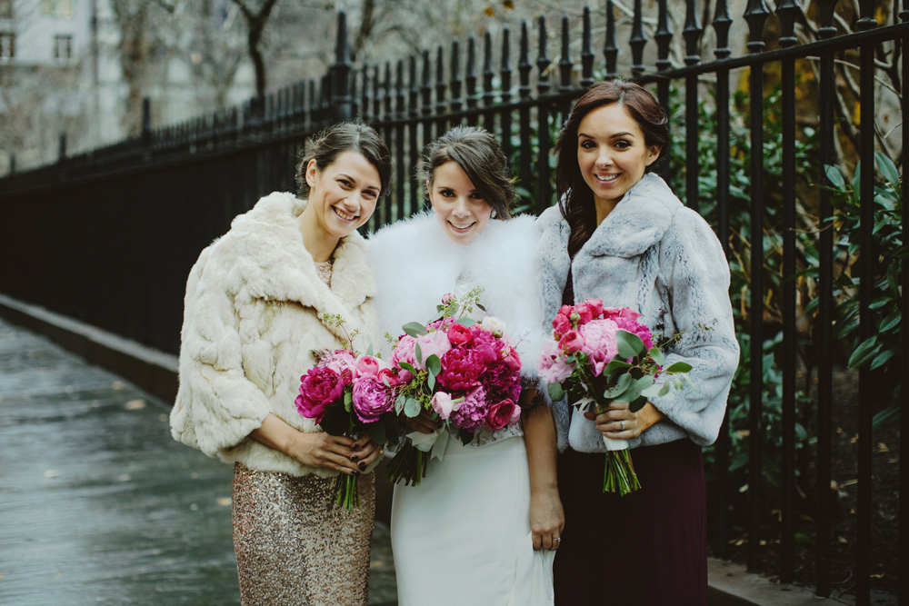 winter-wedding-fur-jacket-magenta-bouquet-nyc-gramercy-park