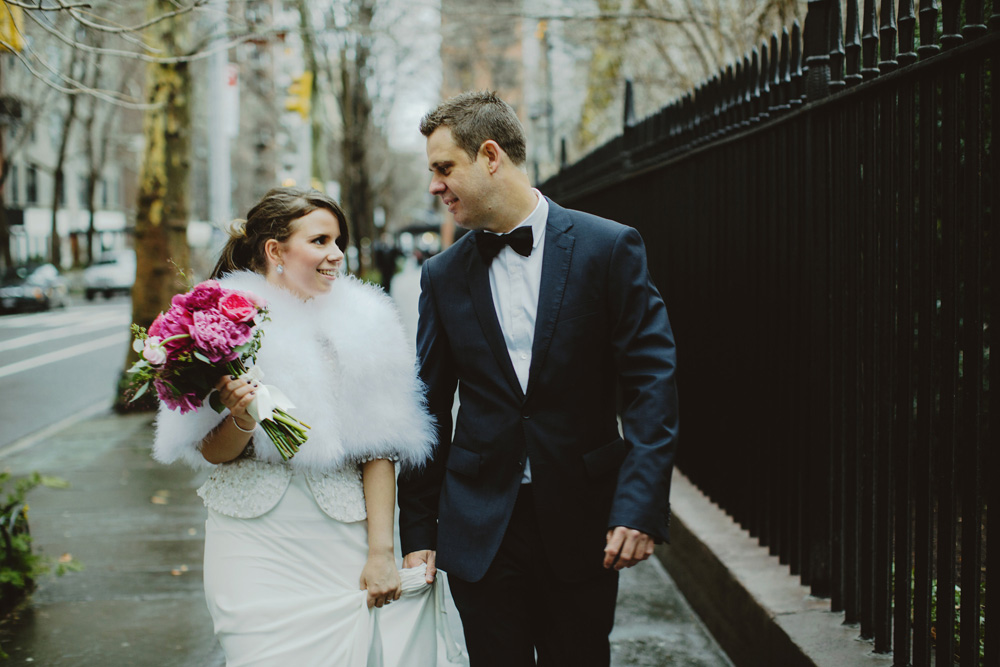 winter-wedding-fur-jacket-magenta-bouquet-nyc-gramercy-park