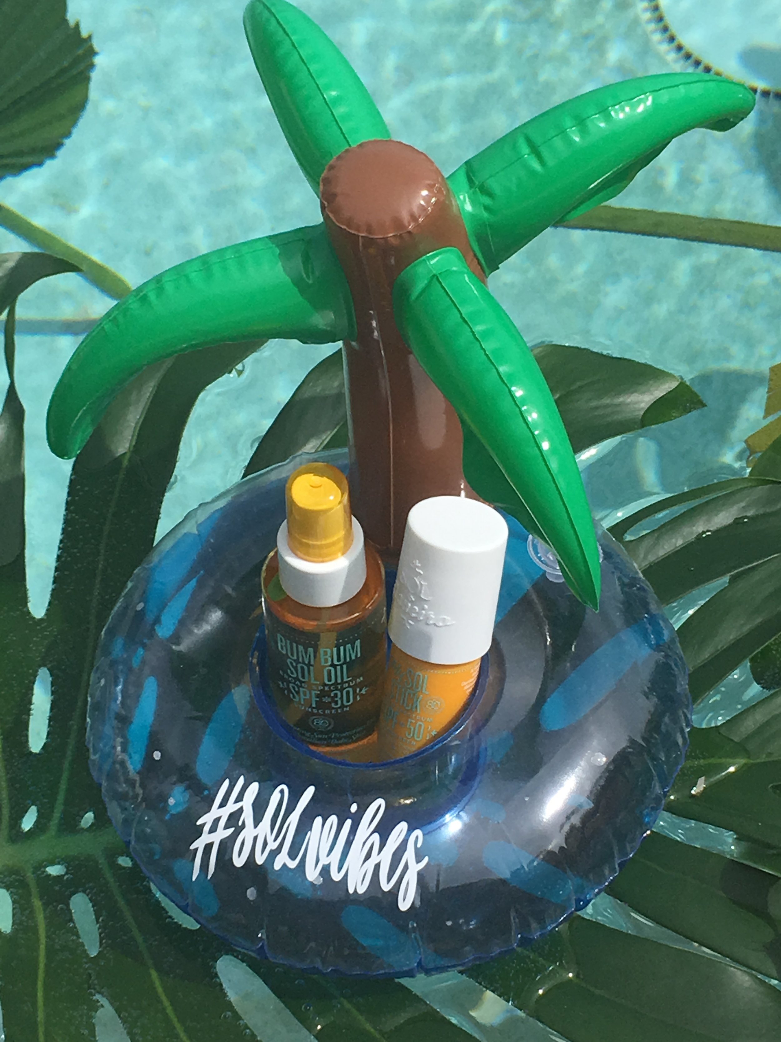 pool-floatie-sun-screen-palm-tree-sol-de-janeiro