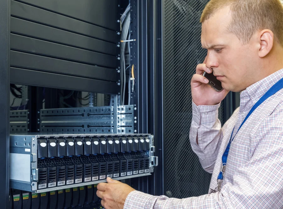 065998881-it-engineer-installs-jbod-rack.jpeg