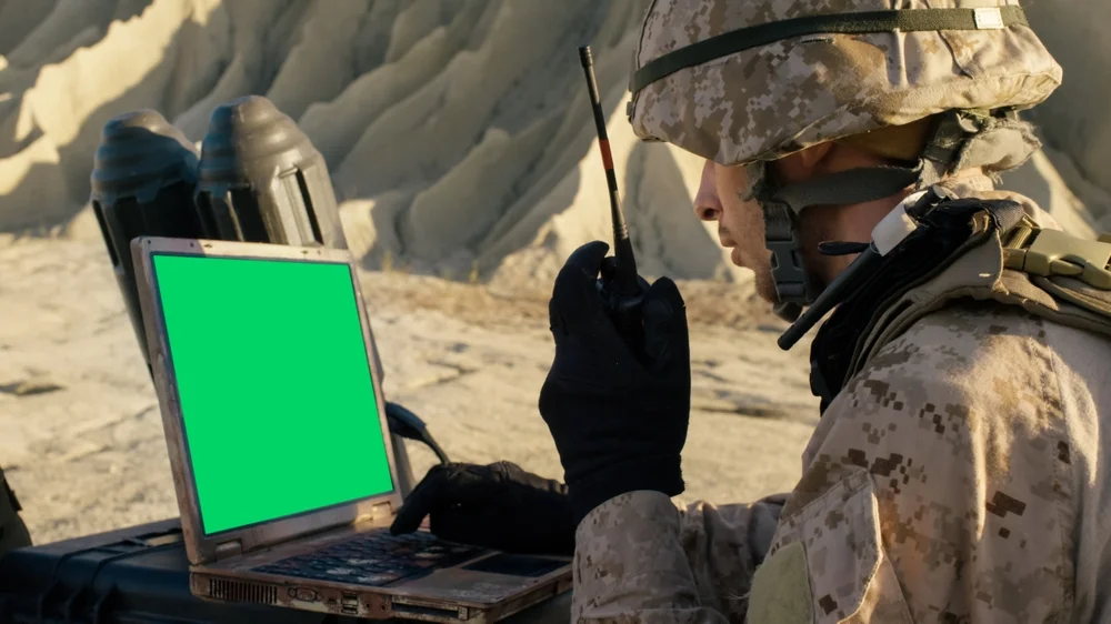 079206861-soldier-using-laptop-computer-.jpeg