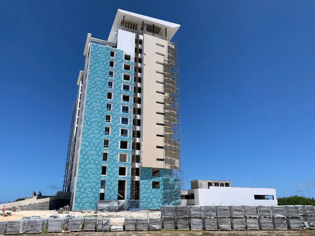 PRESIDENTE LUIS ABINADER VISITA ETAPA FINAL DE LA TORRE “7 MARES AT CAP CANA”