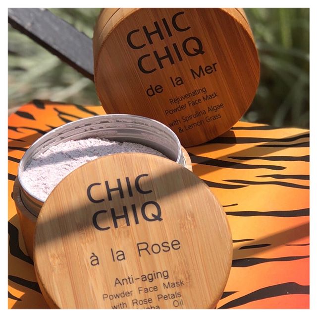 Hands up who&rsquo;s tried powdered face masks? 🙋&zwj;♀️ All v new to us! We discovered @chicchiq_beauty&rsquo;s #delaMer and #&agrave;laRose products - inspired by Ayurveda practices 🇮🇳 They are #natural, and have stylish #bamboo packaging, ready