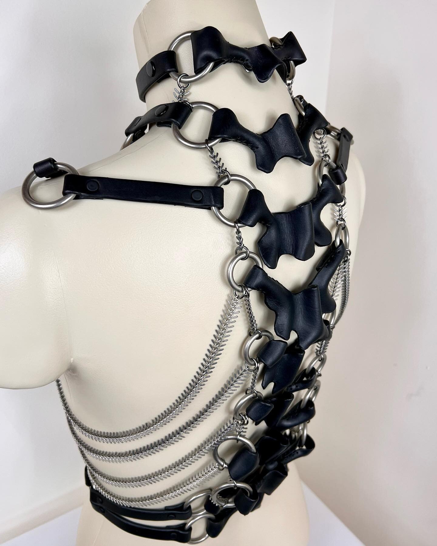 ✨Now available for sale✨
It&rsquo;s my one-of-a-kind, hand sculpted, leather skeletal harness with chain ribs and details!
🖤
Email sarahmholm@gmail.com with questions (no DMs please). 
🖤
#leather #leathercraft #sculpture #bondage #skeleton #spine #