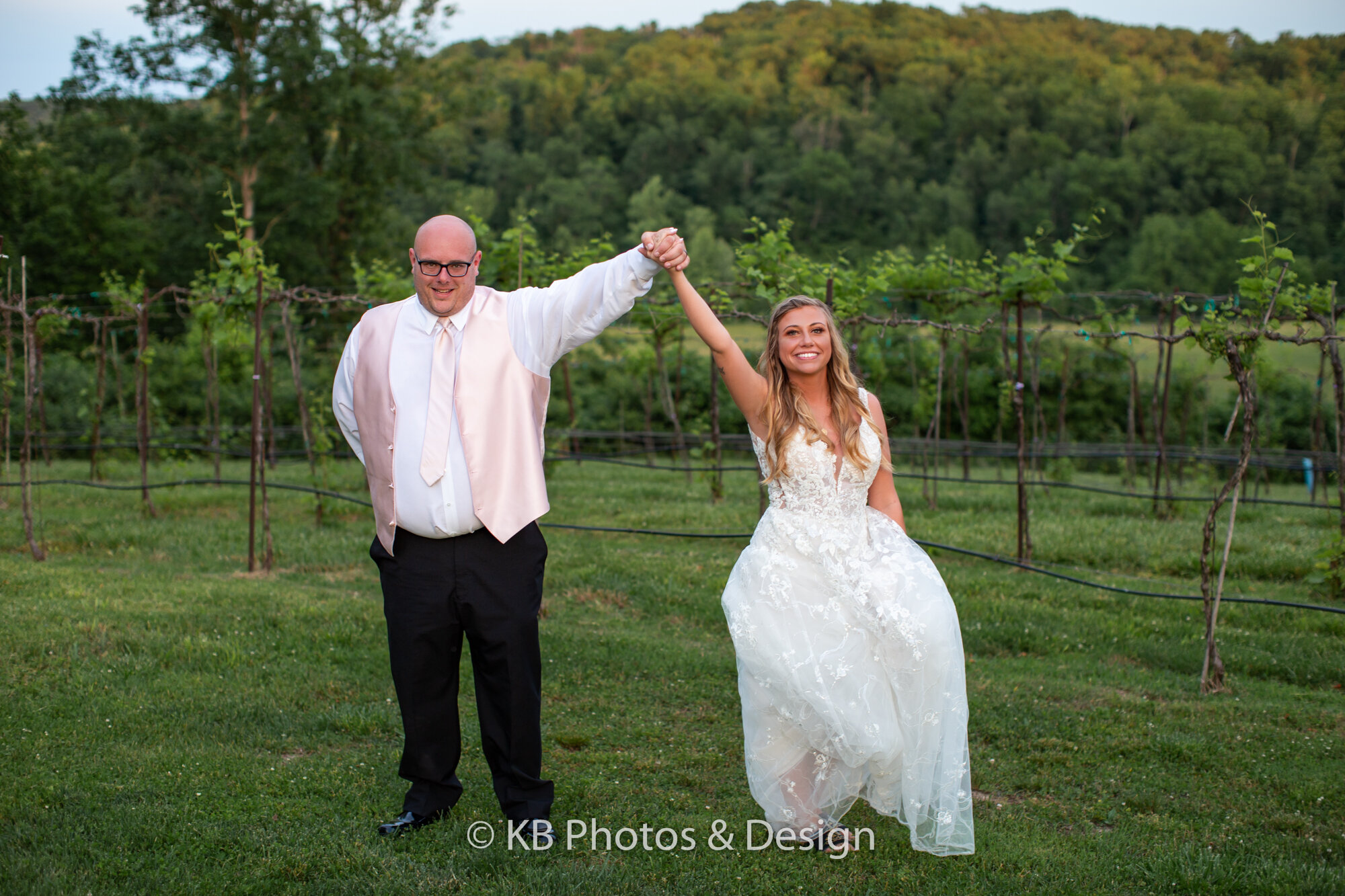 Marissa-Billy-Wedding-Photography-Shawnee-Bluff-Vineyard-Winery-Missouri-wedding-photographer-KB-Photos-and-Design-Lake-of-the-Ozarks-409.JPG