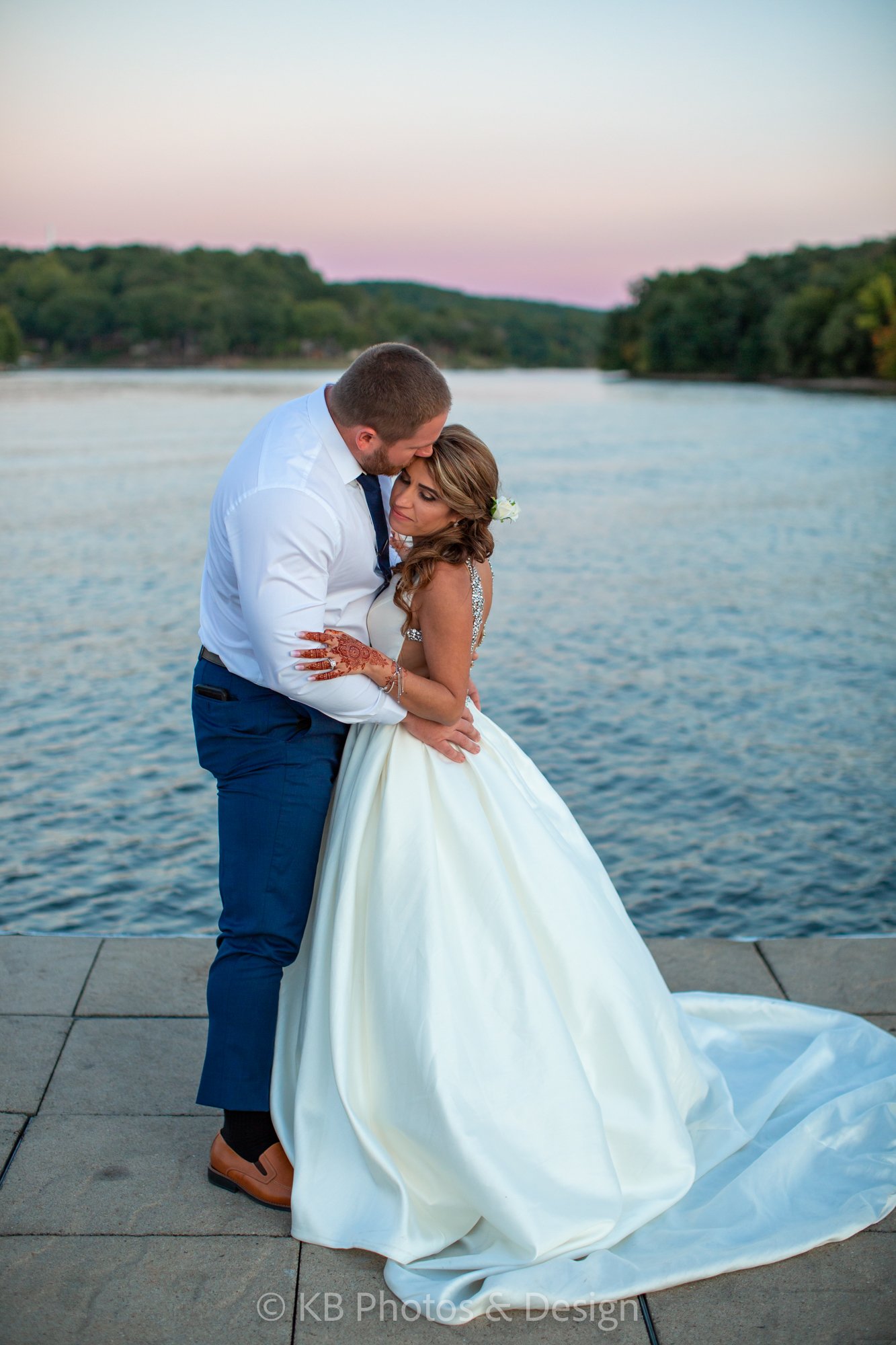 Ruqqia-Colton-Wedding-Photos-Margaritaville-Lake-Resort-Jefferson-City-Missouri-destination-wedding-photos-Missouri-KB-Photos-and-Design-346.jpg