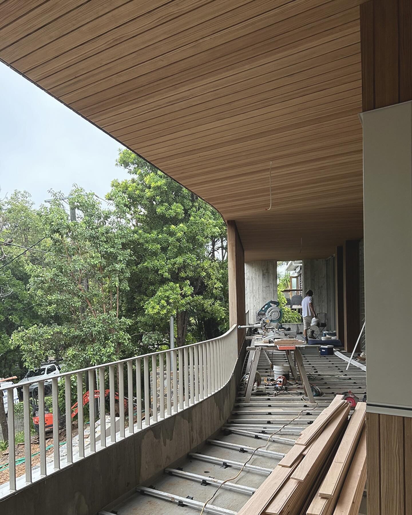 🌞 Sunshine Beach house, weeks away from completion, finally on the home stretch and all coming together! We&rsquo;re excited about this one!

#beachhouse #beachhousestyle #architect #noosaarchitects #sunshinecoastarchitect #designer #interiordesign 