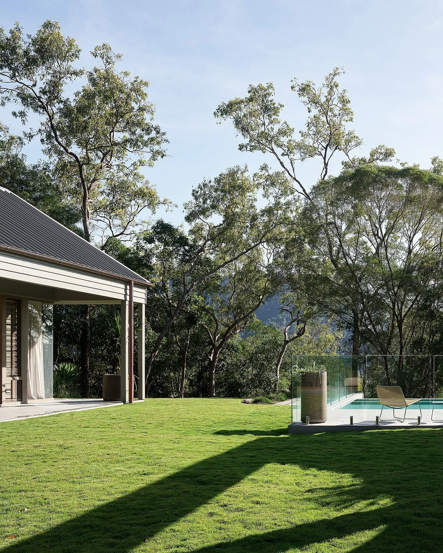 Avenell in Port Douglas, where the lush green landscape flows into the centre of the home 🌳🌳🌳

Architecture - @kelderarchitects 
Builder - @maxa_constructions 
Structural - SCG
Landscape - @hortulus_landscapes 

Photography - @scottburrowsphotogra