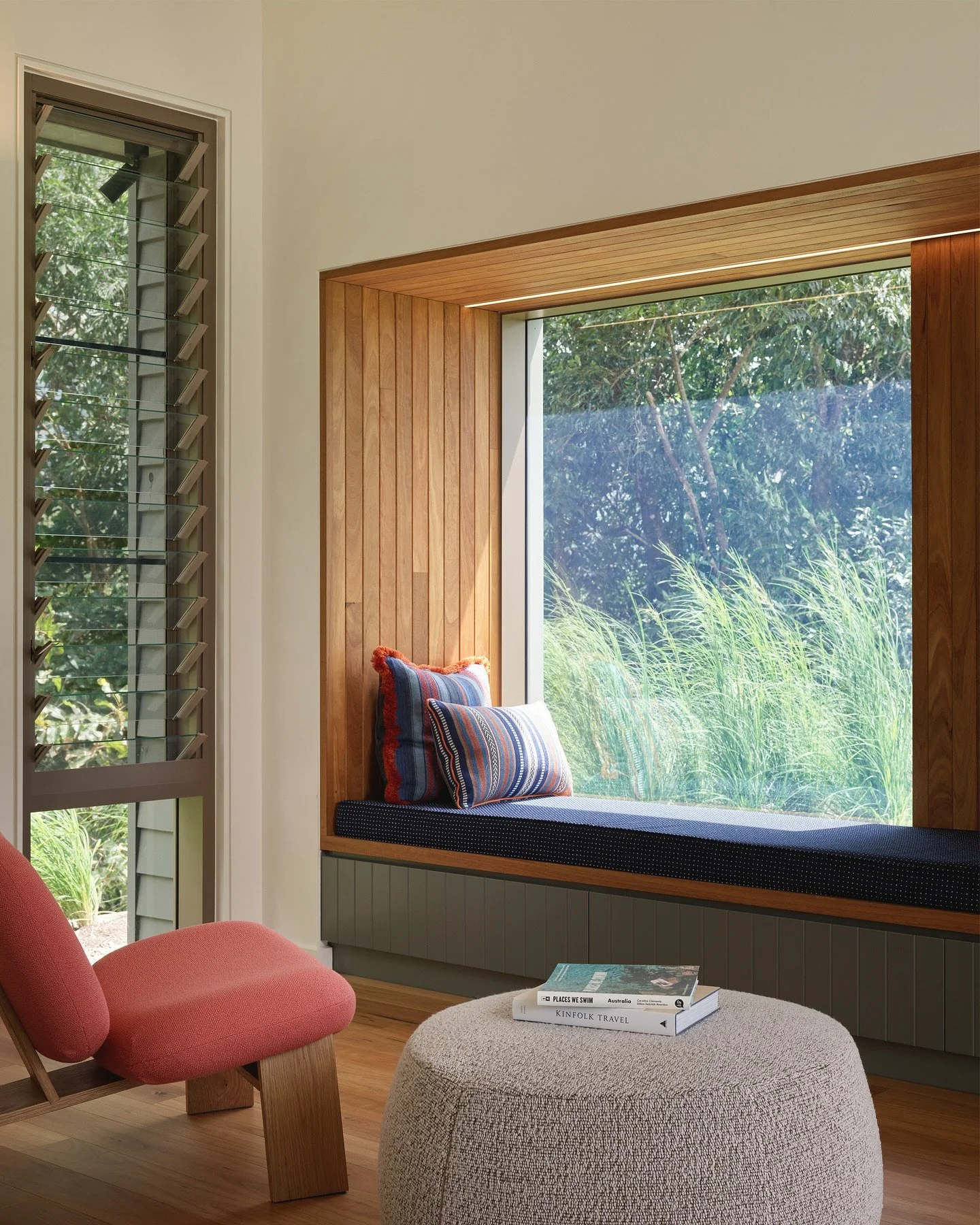 The calm, sophisticated and classic interiors of Avenell, using volume, light, ventilation and openness to make a cool, calm and spacious place of refuge in the tropics.

Architecture &amp; Interiors - @kelderarchitects 
Builder - @maxa_constructions