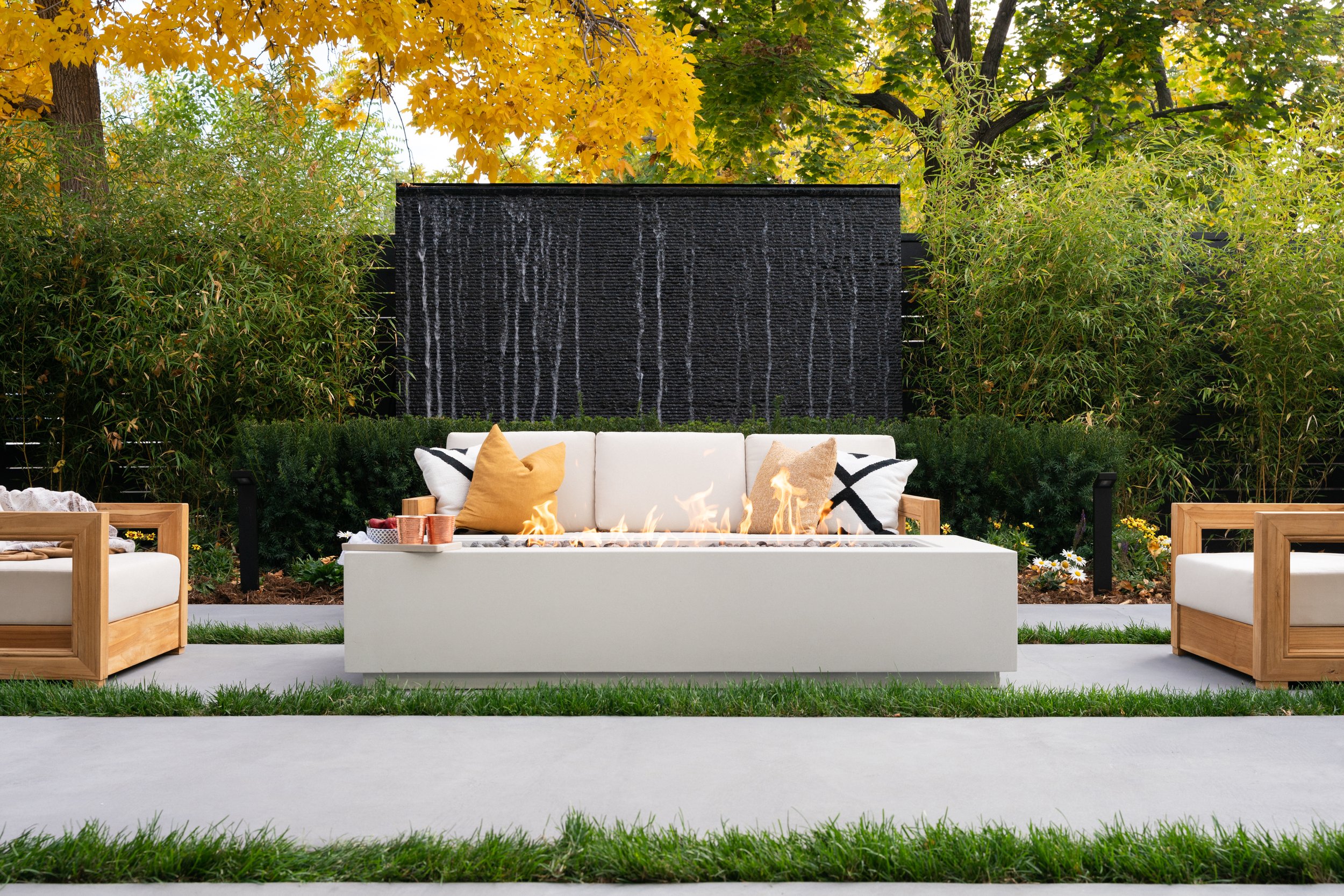 6thSt-Exterior-Firepit,-WaterFeature.jpg