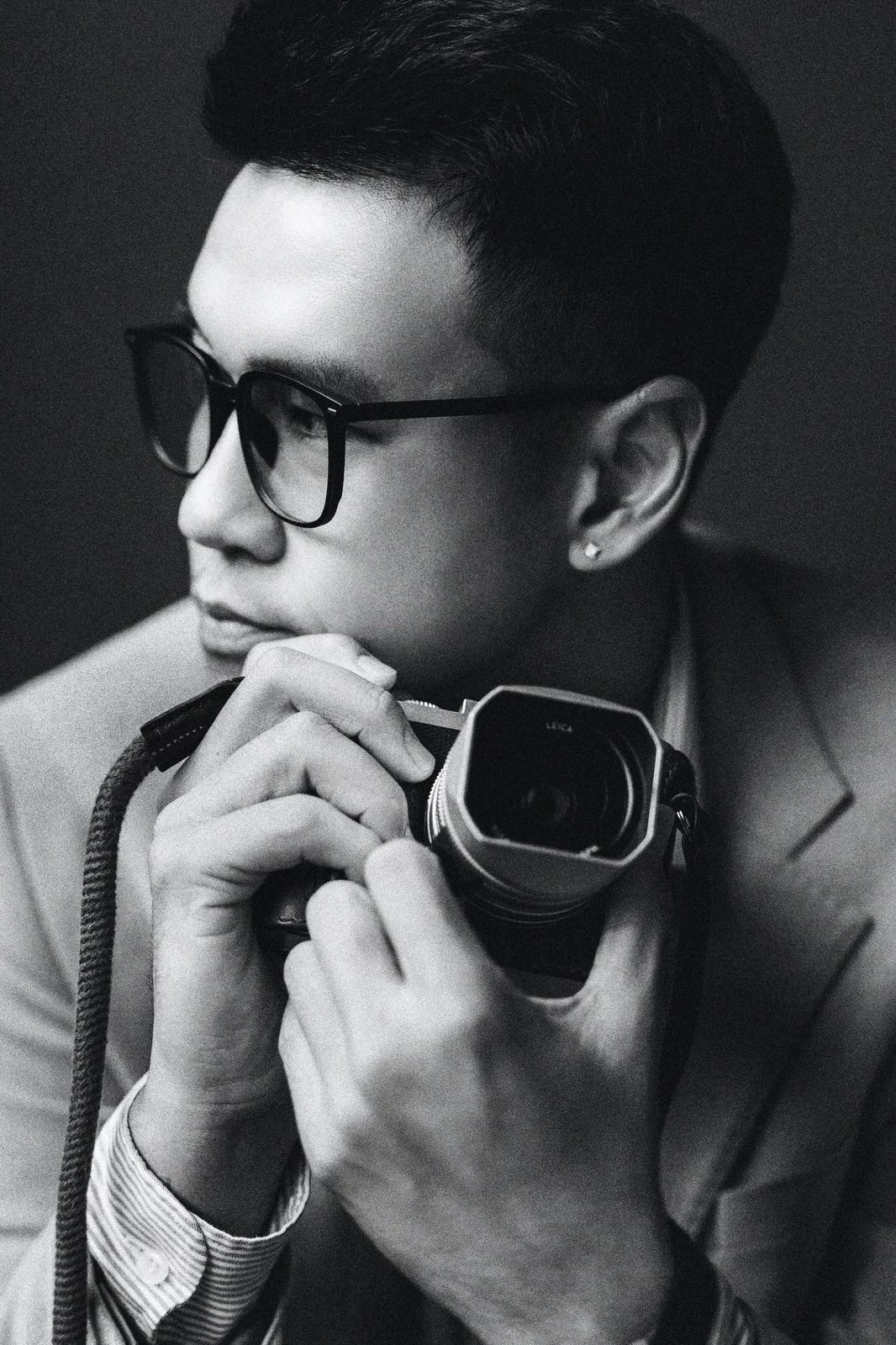 Khôi Lê với máy ảnh Leica