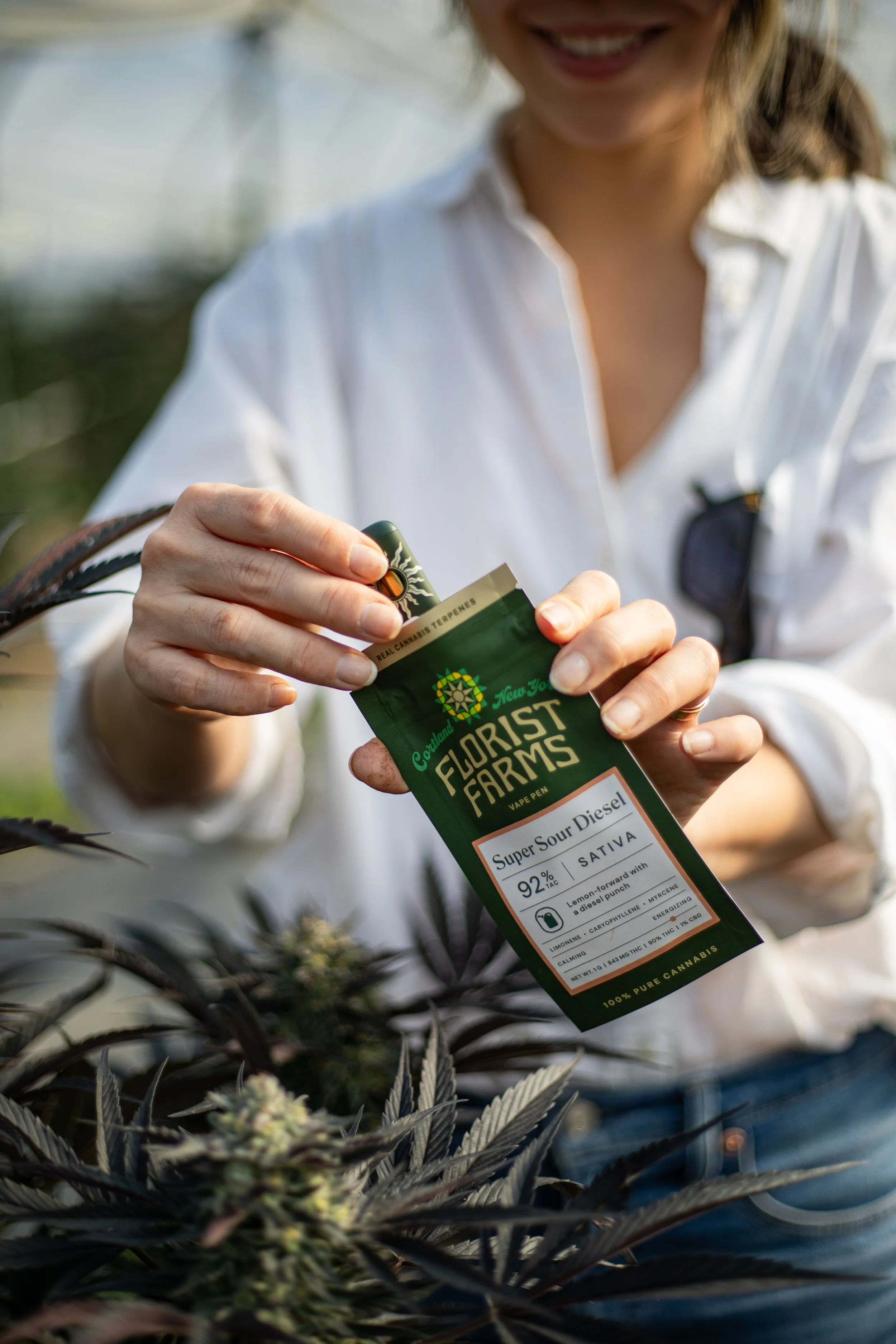 FF_NEWPackaging_Vape-ModelHold_20241003-0971.jpg