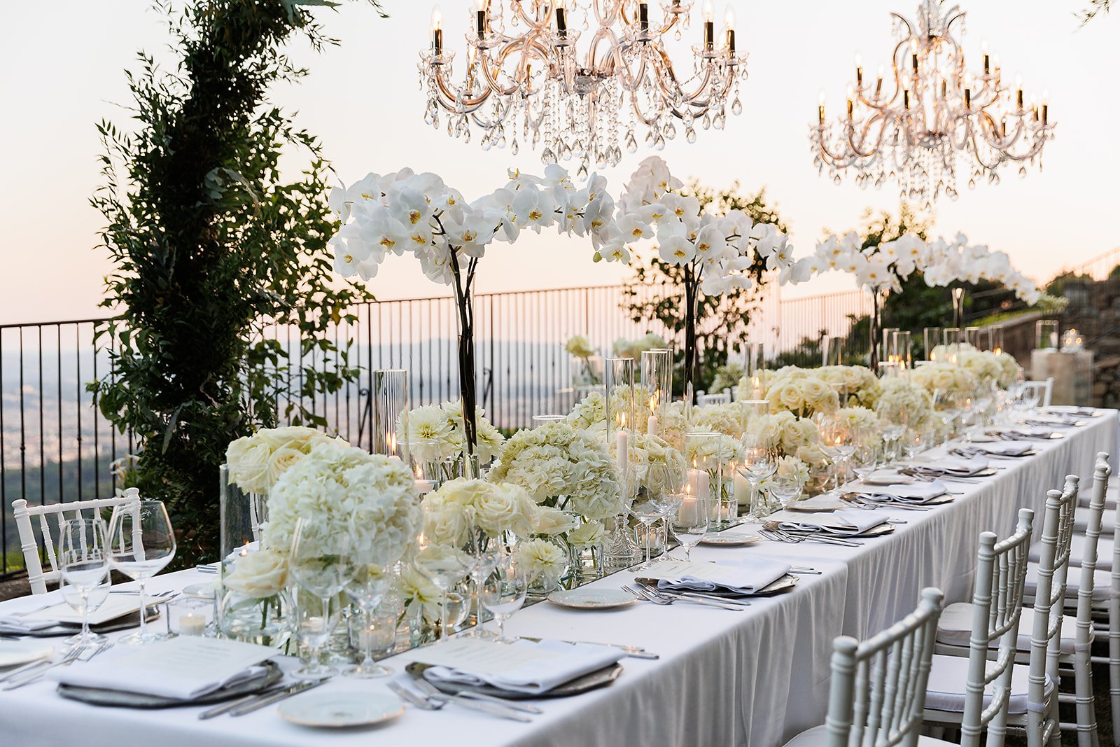 chandelier-and-flowers-wedding-dinner-table-design