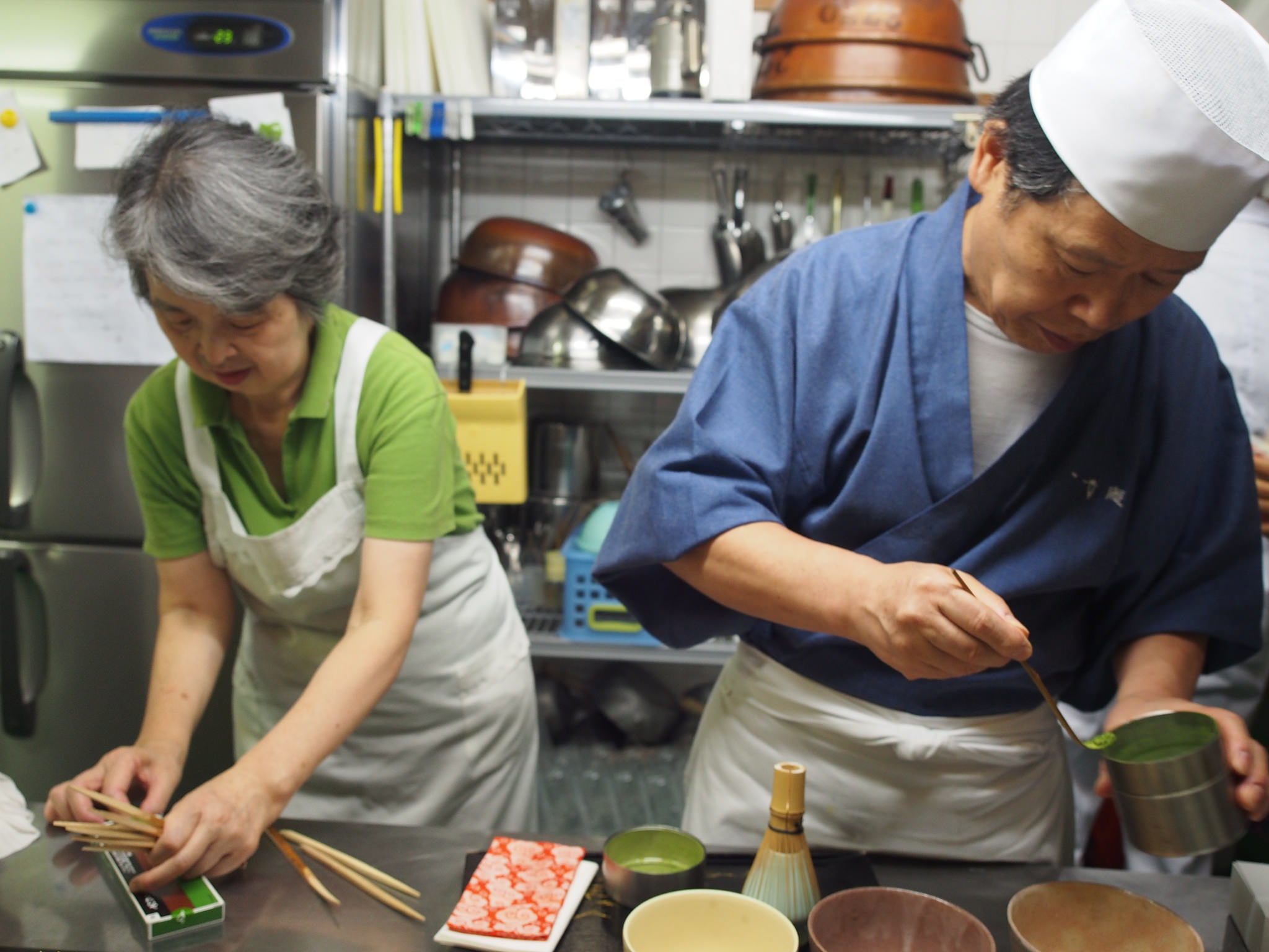 Preparations to enjoy wagashi also include making tea, which is the main character of the ©TOKI