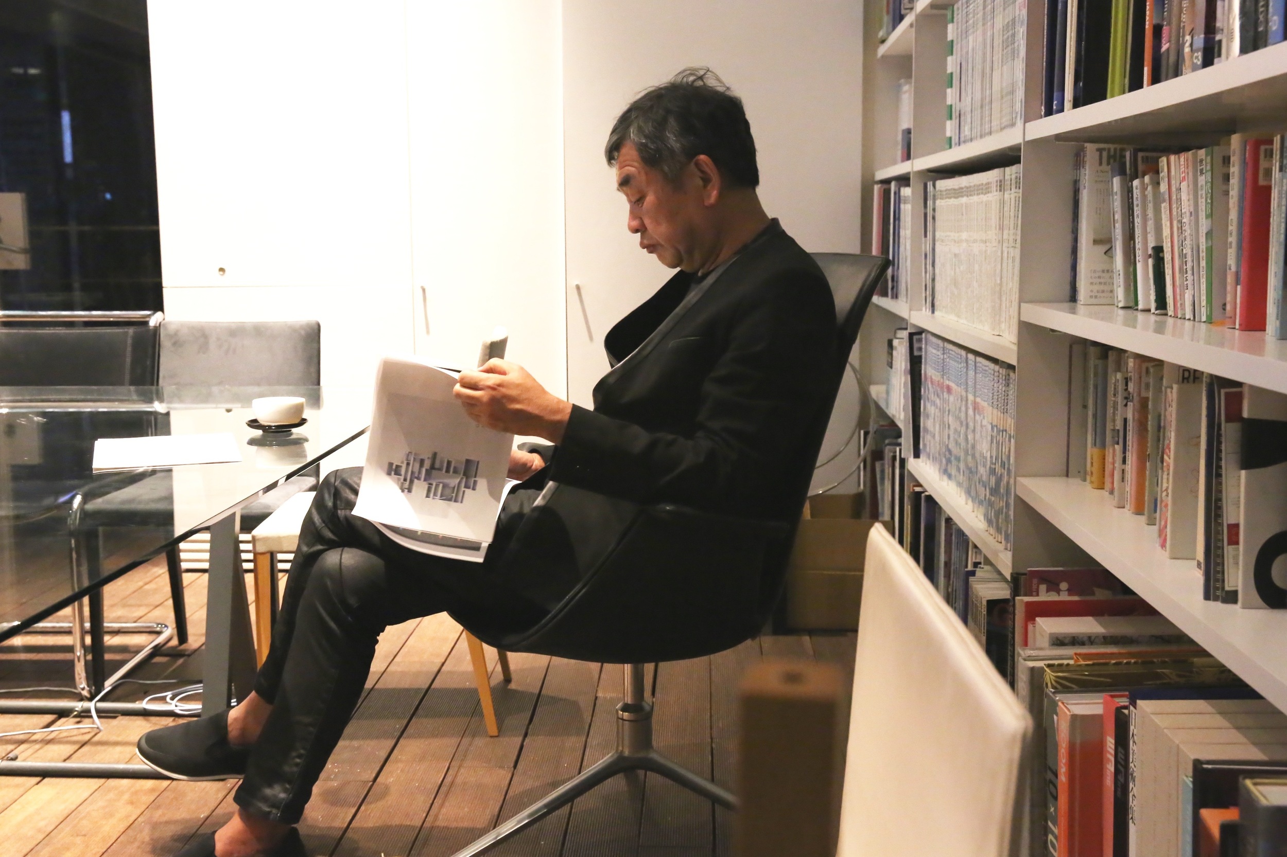 Kuma reading through TOKI's Architecture Tour guide ©TOKI