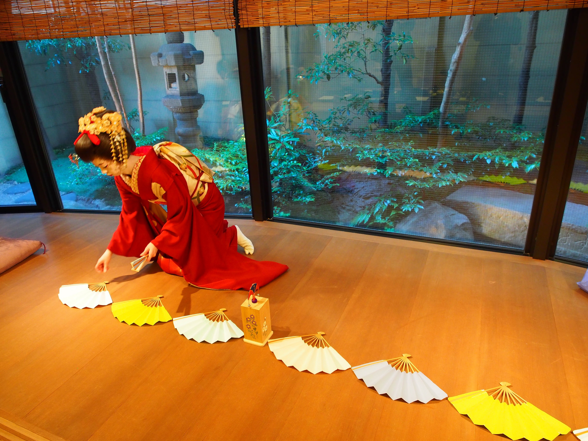 Arranging fans for a game of Tōsenkyo. ©TOKI