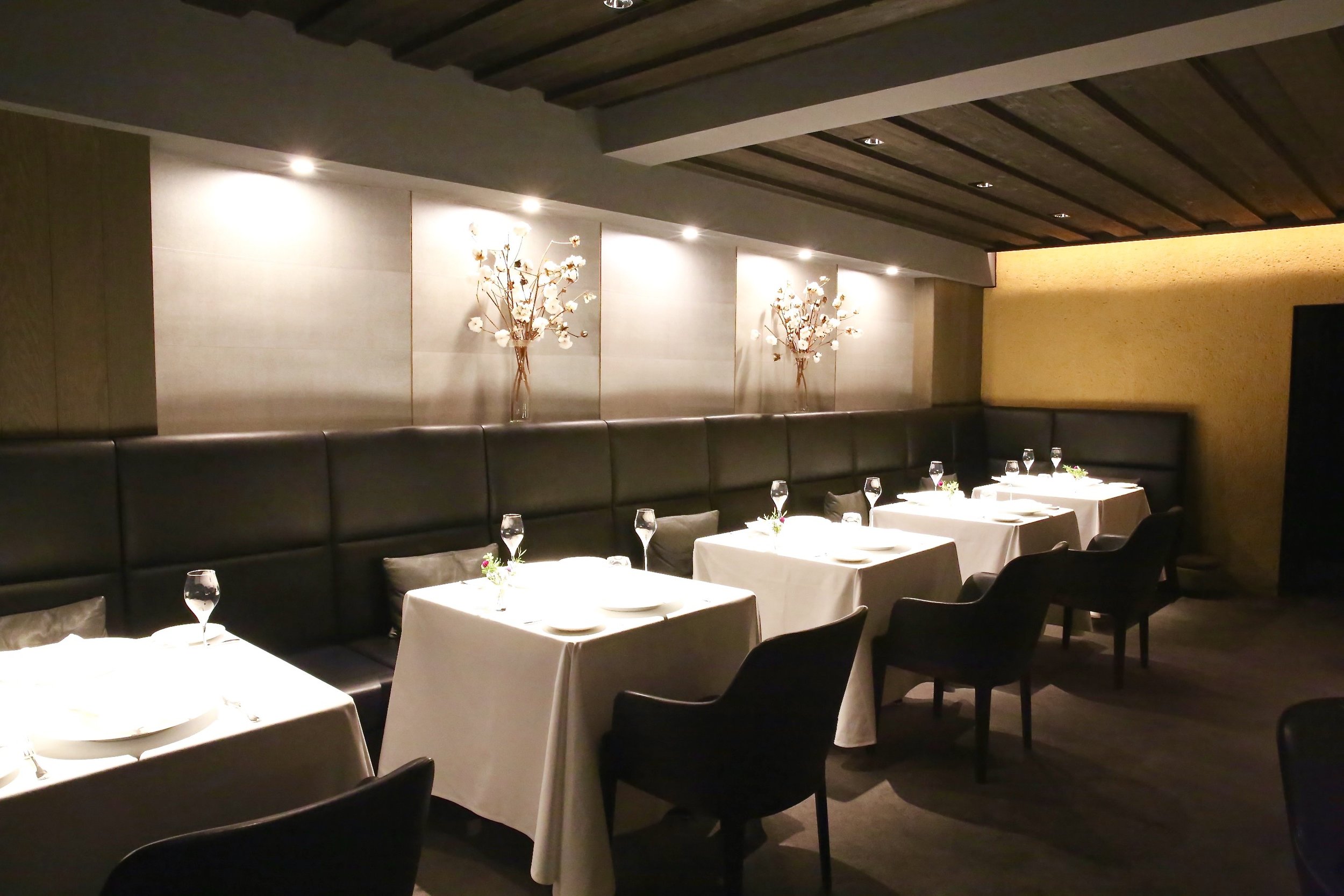 The Japanese wallpaper, applied by a ginpaku craftsman, behind vases of cotton. ©TOKI