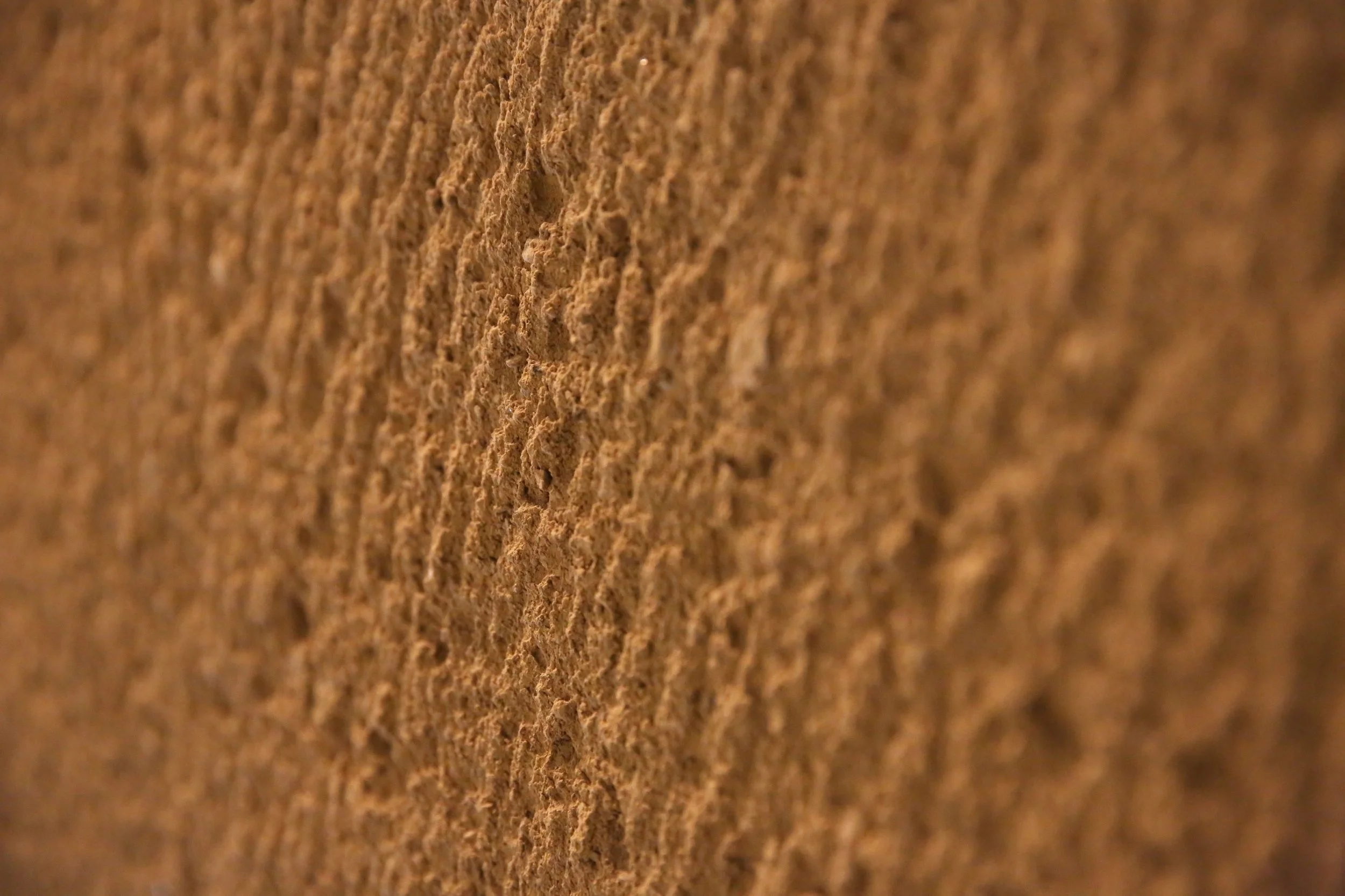 A close-up of the tsuchi-kabe wall. ©TOKI