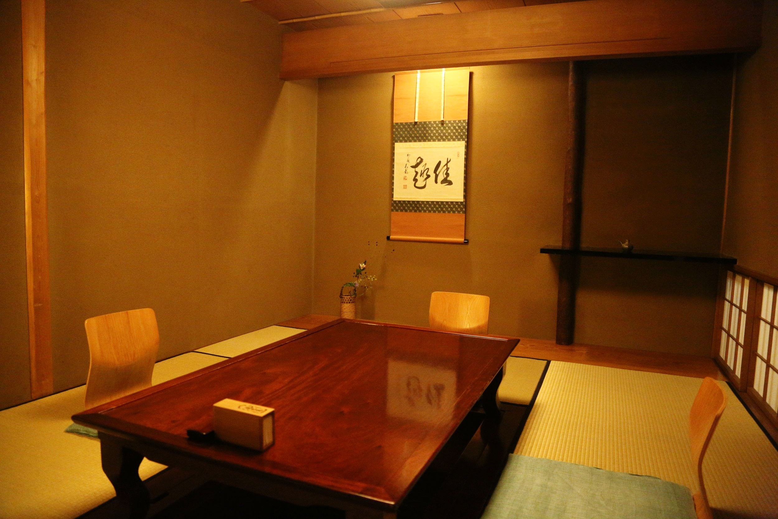 A tatami mat room in a washoku restaurant with traditional decorations in the alcove. ©TOKI